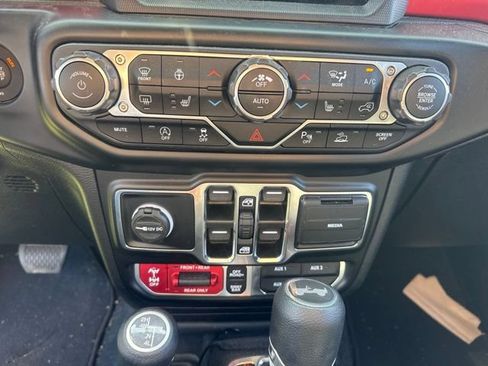 Used 2022 Jeep Wrangler Unlimited Rubicon w/ LED Lighting Group AWD/4WD image 10