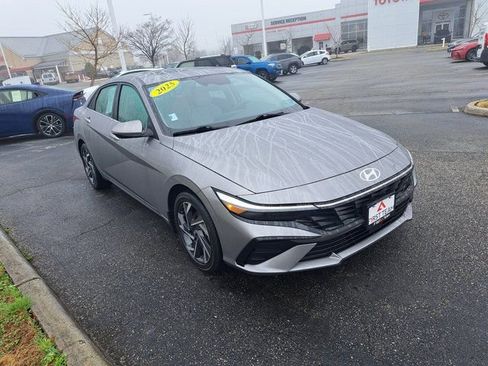 Used 2025 Hyundai Elantra Limited image 4