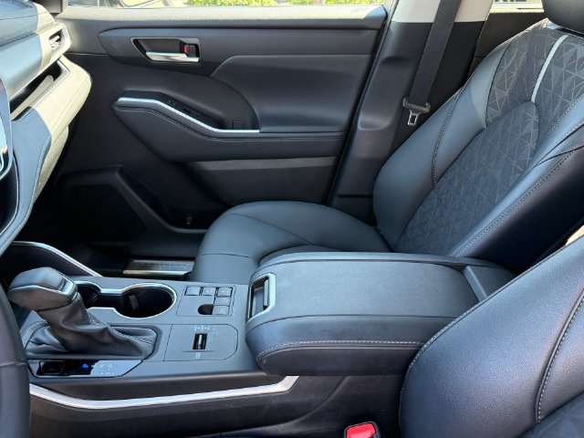 Used 2024 Toyota Highlander XLE FWD image 14