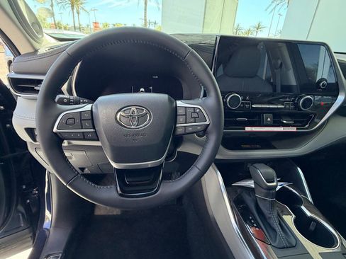 New 2026 Toyota Highlander Platinum image 19