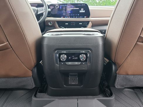 Used 2026 Chevrolet Suburban High Country RWD image 35