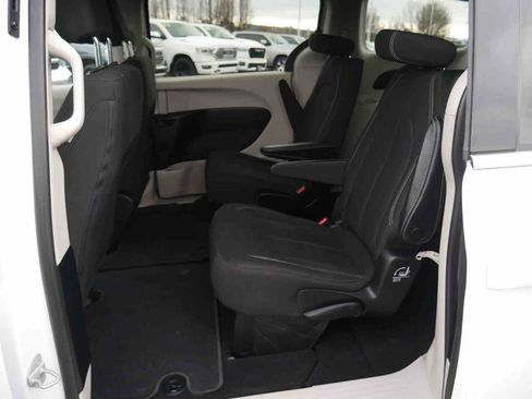 Used 2020 Chrysler Voyager LX image 13