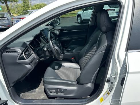 Used 2021 Toyota Camry SE FWD image 12