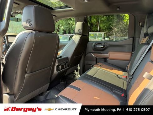 Used 2021 Chevrolet Silverado 1500 High Country w/ Technology Package AWD/4WD image 5