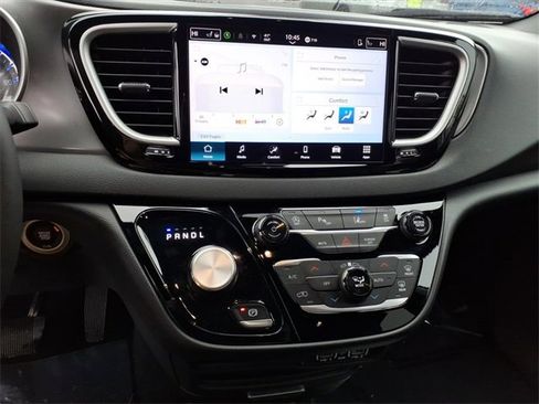 Used 2025 Chrysler Pacifica Select image 15