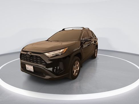 Used 2025 Toyota RAV4 LE AWD/4WD image 4