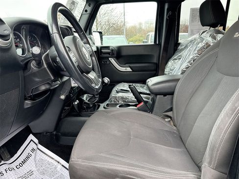 Used 2016 Jeep Wrangler Unlimited Sahara w/ Connectivity Group image 17