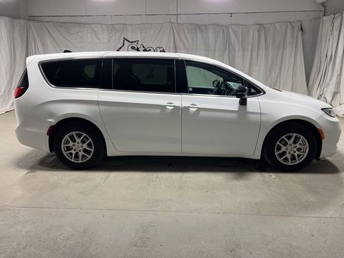 Used 2025 Chrysler Pacifica Select image 8