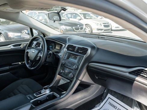 Used 2017 Ford Fusion SE FWD image 12