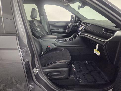 New 2025 Jeep Grand Cherokee Altitude image 22