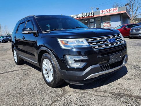 Used 2017 Ford Explorer XLT w/ Equipment Group 202A image 8