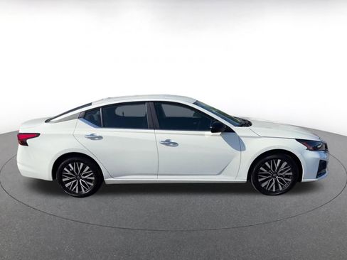 Used 2025 Nissan Altima 2.5 SV FWD image 16