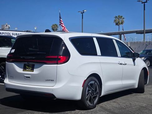 New 2027 Chrysler Pacifica Limited FWD image 4