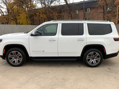 Used 2025 Jeep Wagoneer 4WD image 2