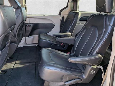 Used 2024 Chrysler Pacifica Touring-L image 18