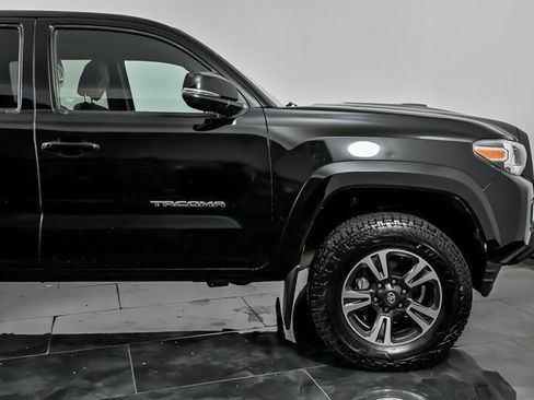 Used 2017 Toyota Tacoma TRD Sport w/ Tow Package (A/T) AWD/4WD image 11