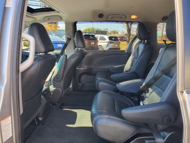 Used 2015 Toyota Sienna SE FWD image 8