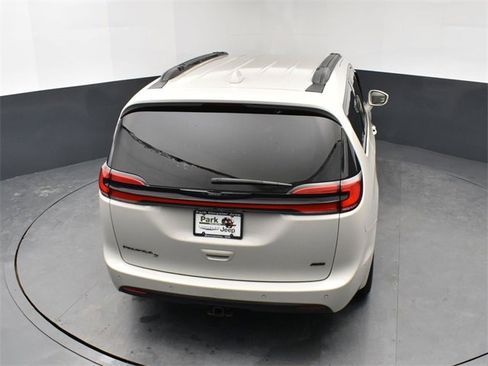 Used 2021 Chrysler Pacifica Touring-L w/ Premium & Safety Sphere Group image 17