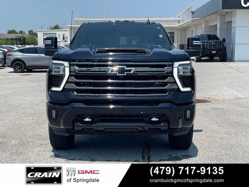 Used 2024 Chevrolet Silverado 2500 High Country w/ High Country Premium Package AWD/4WD image 2