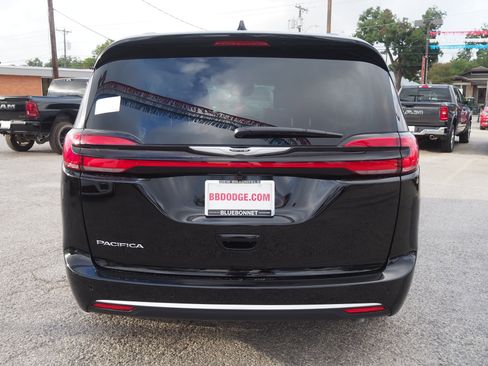 New 2026 Chrysler Pacifica Pinnacle image 7