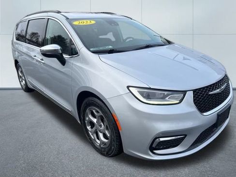 Used 2023 Chrysler Pacifica Limited image 8