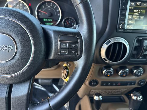 Used 2016 Jeep Wrangler Unlimited Sahara w/ Connectivity Group AWD/4WD image 20