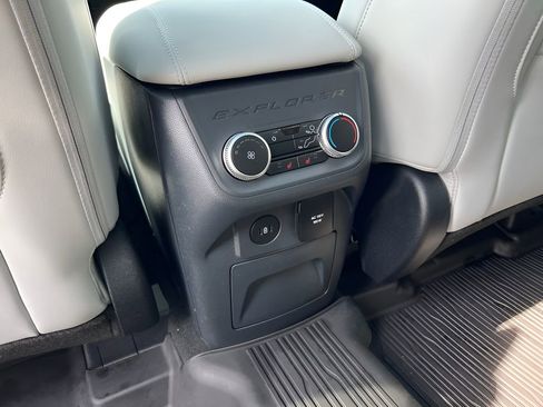 Used 2025 Ford Explorer Platinum w/ LUX Leather Package AWD/4WD image 18