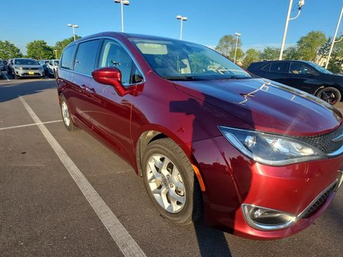 Used 2018 Chrysler Pacifica Touring Plus w/ Tire & Wheel Group FWD image 3