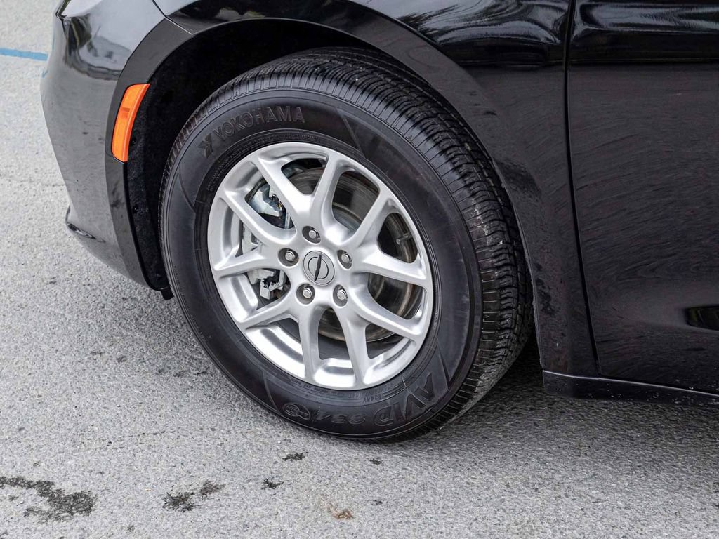 Used 2025 Chrysler Pacifica Select FWD image 7