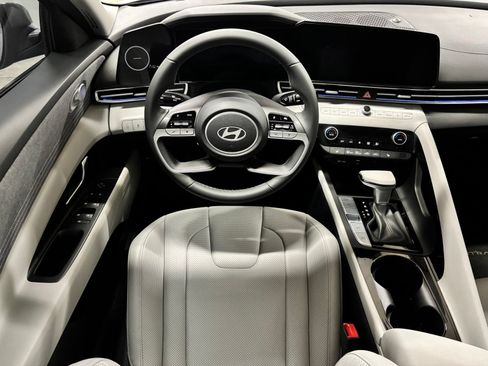 Certified 2025 Hyundai Elantra Limited FWD image 13