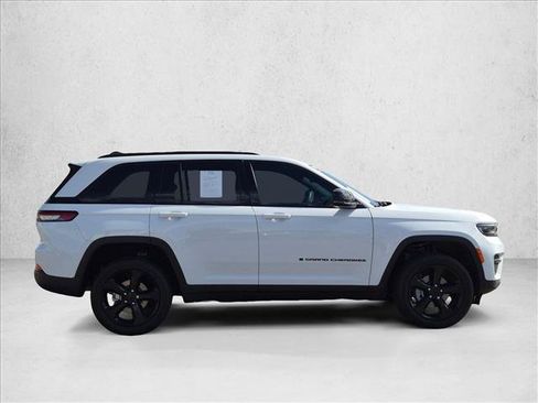 Used 2023 Jeep Grand Cherokee Altitude AWD/4WD image 4