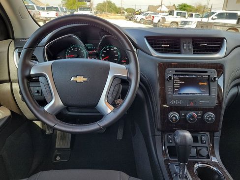 Used 2017 Chevrolet Traverse LT w/ Style and Technology Package FWD image 17