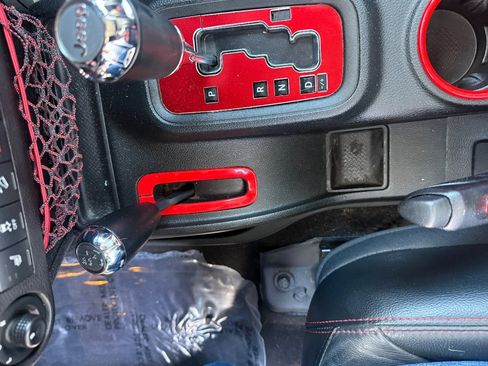 Used 2018 Jeep Wrangler Unlimited Rubicon AWD/4WD image 36