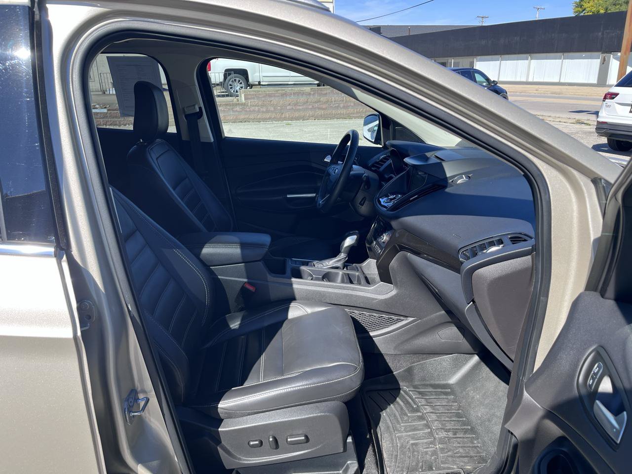 Used 2018 Ford Escape Titanium w/ Ford Safe & Smart Package AWD/4WD image 17