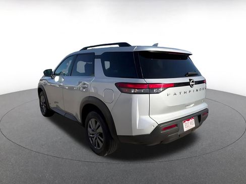 Used 2025 Nissan Pathfinder SV image 10