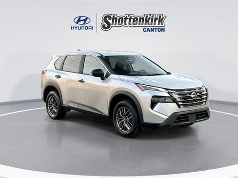 Used 2024 Nissan Rogue S image 2