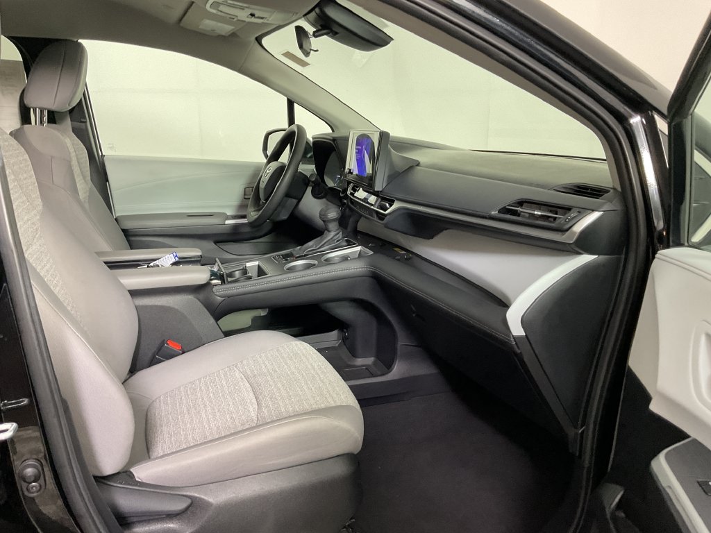 Used 2025 Toyota Sienna LE FWD image 24
