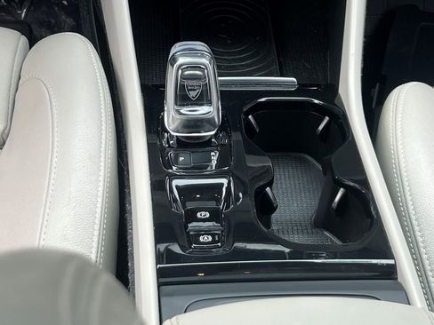 Used 2019 Volvo XC40 T5 Inscription image 17