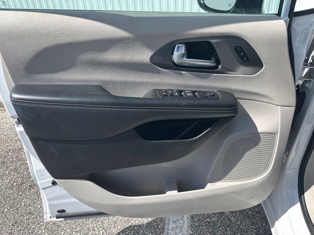 Used 2024 Chrysler Pacifica Touring-L FWD image 10