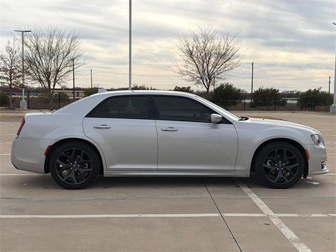 Certified 2022 Chrysler 300 Touring L image 10