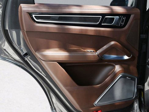 Used 2023 Porsche Cayenne Turbo S image 28