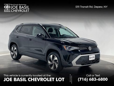Used 2025 Volkswagen Taos SE AWD/4WD image 1