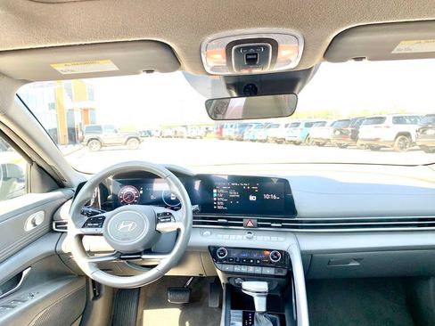 Used 2025 Hyundai Elantra SEL FWD image 16