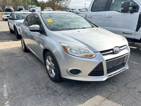 Used 2013 Ford Focus SE w/ SE Winter Pkg image 3