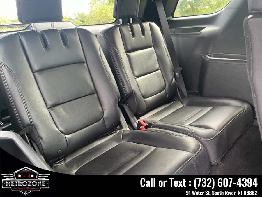 Used 2018 Ford Explorer XLT w/ Equipment Group 202A AWD/4WD image 24