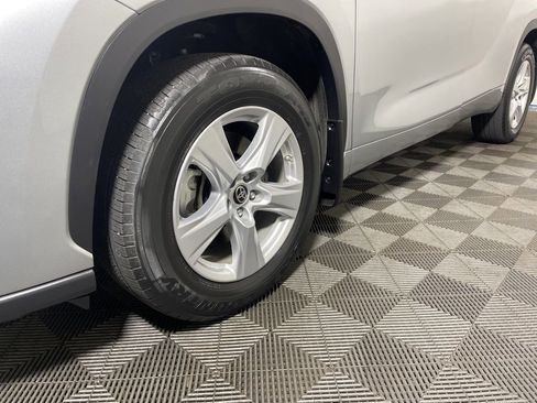 Used 2022 Toyota Highlander LE AWD/4WD image 27