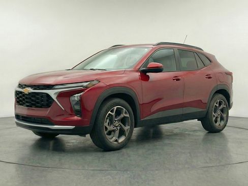 Used 2025 Chevrolet Trax LT FWD image 3