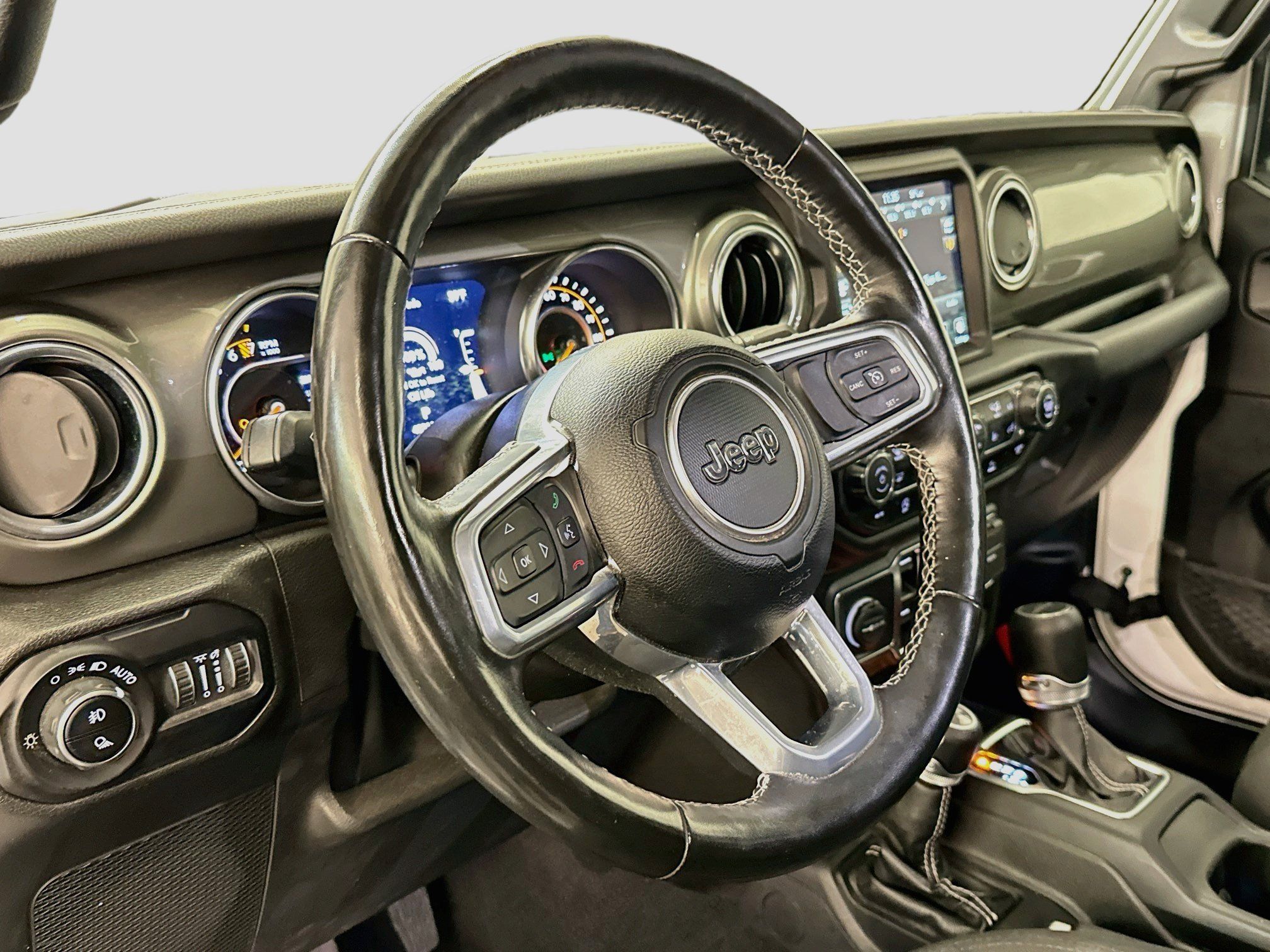 Used 2022 Jeep Gladiator Overland w/ Cold Weather Group AWD/4WD image 18