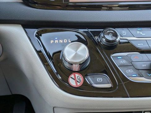 Used 2023 Chrysler Pacifica Touring-L image 15
