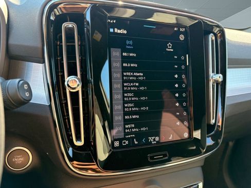 Certified 2025 Volvo XC40 B5 Core image 30